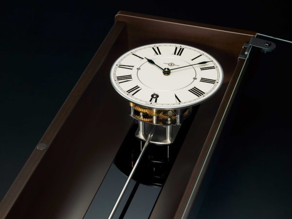日本の掛け時計や置き時計のブランド「デコールセイコー」から、独自ムーブメントを搭載する機械式振り子時計が50年ぶりに復活！